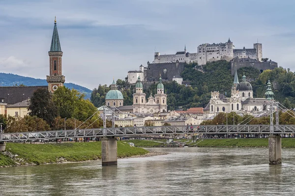 Kota panorama dari pemandangan bersejarah di kota barok Salzburg, Austria. Pemandangan musim gugur dengan sungai Festung Hohensalzburg dan Salzach — Stok Foto