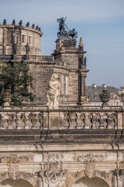 Zwinger ve Semperoper heykelleri. Almanya'da Barok mimari gezi. Dünya tarihi mirası