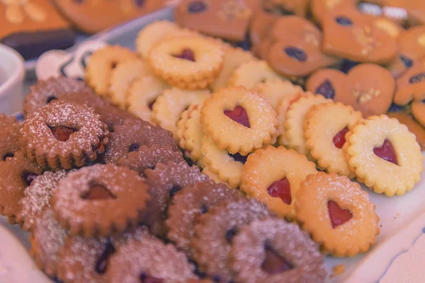 Diferentes tipos de deliciosas galletas de mantequilla y chocolate con mermelada. Tienda de dulces — Foto de Stock