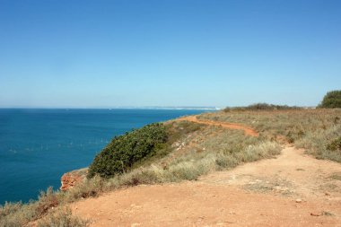 Kumlu bir dağ yamacından panoramik deniz manzarası, Kaliakra Burnu Bulgaristan, deniz ufku, parlak güneşli deniz manzarası, mavi gökyüzü ve turkuaz dalga, okyanus manzarası, deniz arka plan