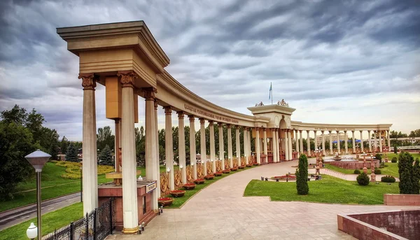 Sabah parkta Kazakistan Almatı'ilk Cumhurbaşkanı.