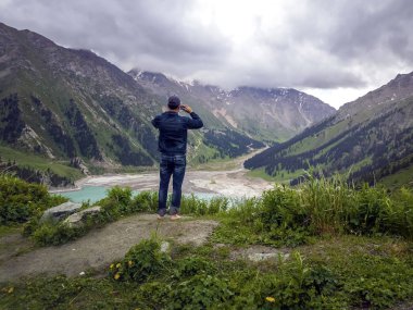 Bir adam bir akıllı telefon ile Dağları Fotoğraf Arşivi.