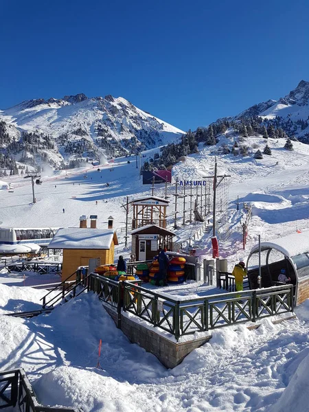 Soğuk bir günde Almatı Çimbulak Kayak Merkezi, taze kar.