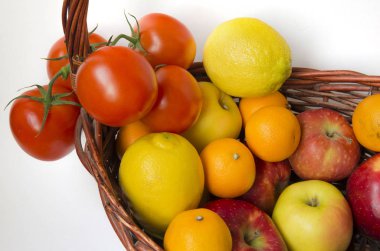 Beyaz arka planda sebze ve meyve sepeti.