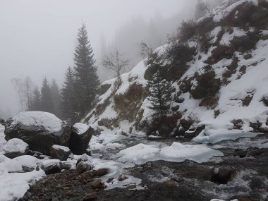 Bir dağ gorge kış sabah ile manzara.