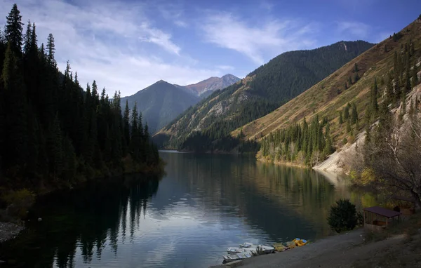 Manzara orman sonbahar dağlarında dağ Gölü.