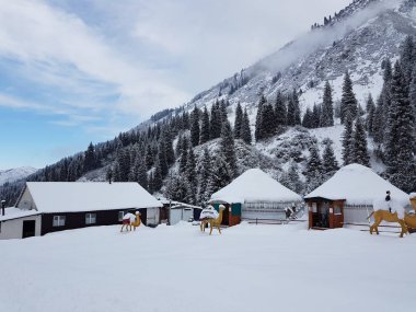 Dağ orman ile taze kar kış manzara.