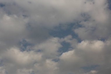 Arka plan beyaz bulutlar mavi gökyüzü ile.