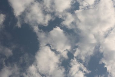 Arka plan beyaz bulutlar mavi gökyüzü ile.