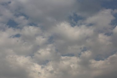 Arka plan beyaz bulutlar mavi gökyüzü ile.