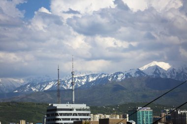 Almat'taki Kok-Tobe Dağı'ndaki televizyon kulesi, bulutların arka planında.