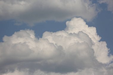 Arka plan, doku, mavi gökyüzünde beyaz bulutlar.