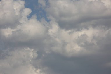 Arka plan, doku, mavi gökyüzünde beyaz bulutlar.