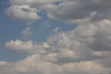 Arka plan, doku, mavi gökyüzünde beyaz bulutlar.