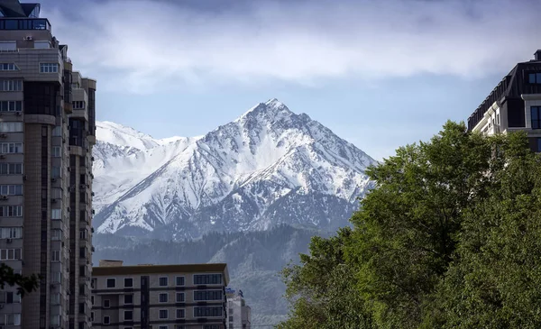 İlkbahar sabahı Almat şehri yakınlarında kar ile dağ zirveleri.