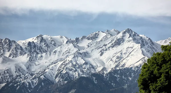 Гірські Вершини Снігом Біля Міста Алмати Навесні Вранці — стокове фото