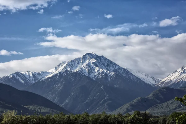 夏の朝の山の雪山の上の雲 — ストック写真