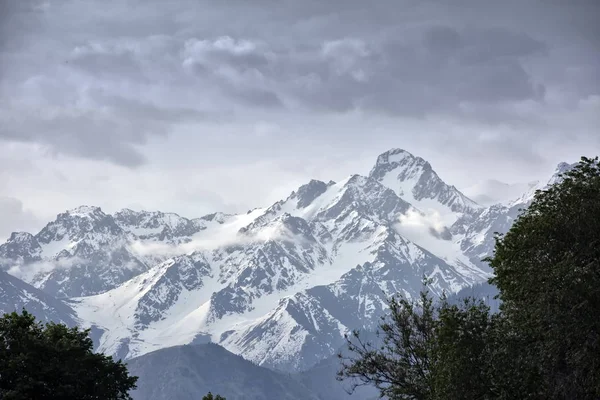 山の雪のピークの上に雲と風景 — ストック写真