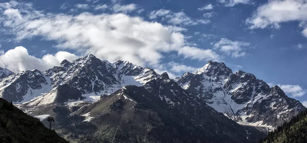 Nuvens Sobre Picos Nevados Das Montanhas — Fotografia de Stock