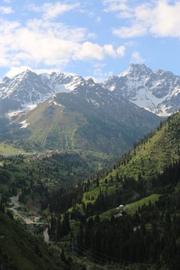Bir yaz sabahı dağlarda Manzara.