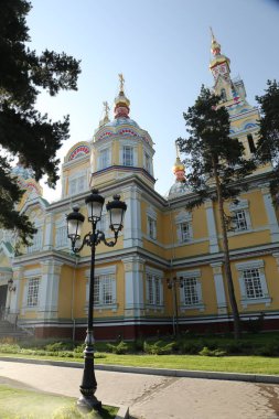 Bir yaz sabahı Almat şehir parkında Yükseliş Katedrali.