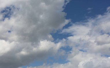 Sonbaharda mavi bir gökyüzünde beyaz bulutlar ile Arka Plan.