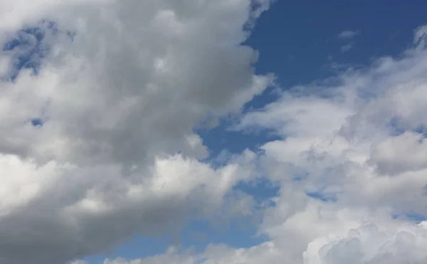 秋の青空に白い雲が立つ背景 — ストック写真