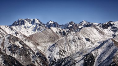 Zailiysky Alatau dağlarının karlı zirveleri.