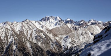 Almaty şehrinin yakınlarındaki Zailiysky Alatau dağlarında karlı tepeler.