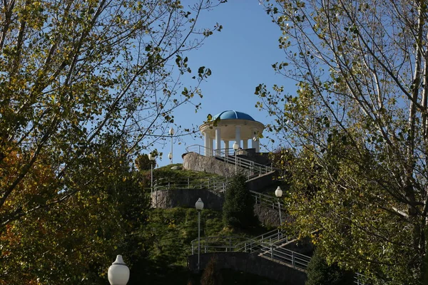 Almaty şehrindeki Kazakistan Cumhuriyeti 'nin ilk cumhurbaşkanının parkındaki sonbahar manzarası..