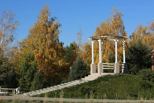 Herbstlandschaft Park Des Ersten Präsidenten Der Republik Kasachstan Der Stadt — Stockfoto