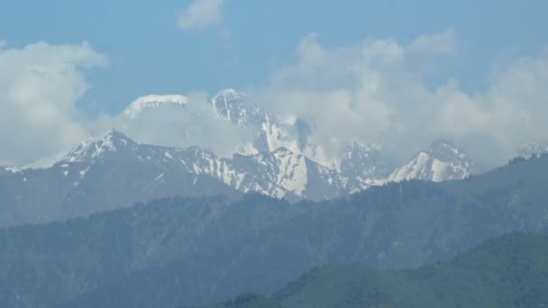 Fond avec des nuages au-dessus des montagnes. Temps écoulé .
