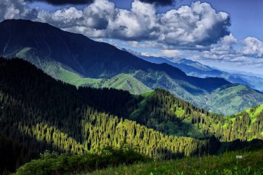 Yazın dağların üzerinden bulutlarla kaplı manzara.