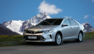 Bulanık arkaplanda Toyota Camry gümüş rengi araba.