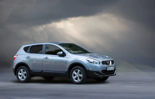 Bulutlu arka planda Nissan arabası.