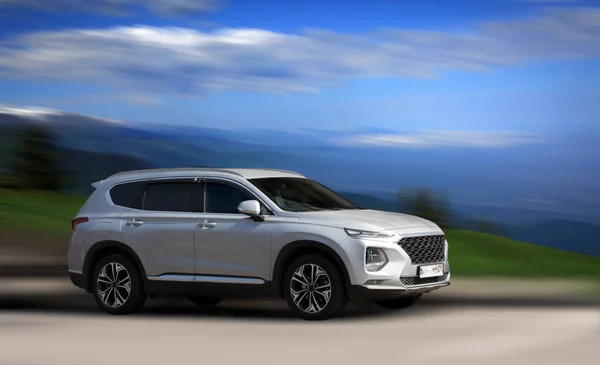 Bulanık doğal arka planda Kia beyaz araba.