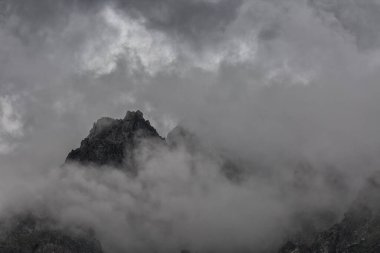 Dağların tepelerinde bulutlar olan bir arka plan..