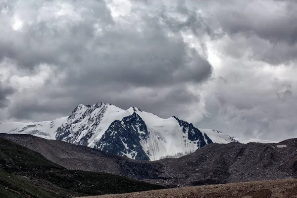 Paisagem Com Nuvens Sobre Picos Das Montanhas — Fotografia de Stock