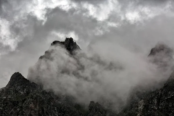 Fond Avec Des Nuages Sur Les Sommets Des Montagnes — Photo