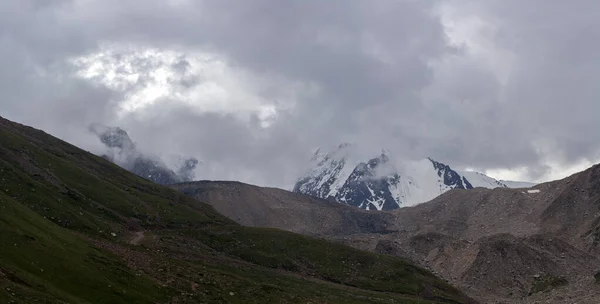 Uma Vista Com Nuvens Sobre Picos Rochosos Das Montanhas — Fotografia de Stock