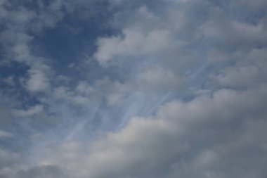 Arkaplan, mavi gökyüzünde beyaz bulutlu doku.