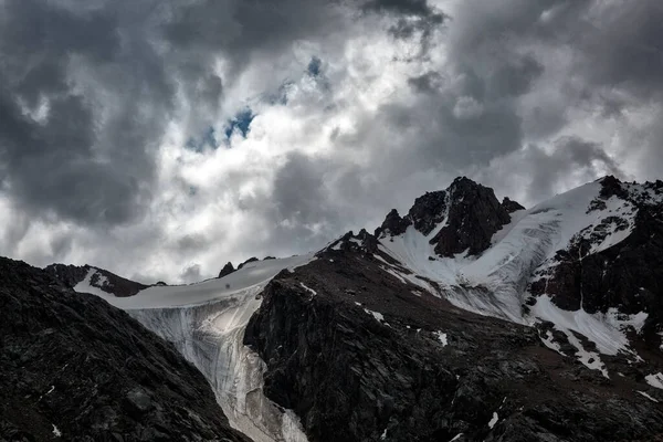 Paisagem Com Nuvens Sobre Cumes Das Montanhas — Fotografia de Stock