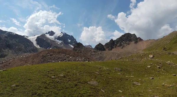 Dağların tepesinde bulutlarla kaplı manzara.
