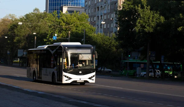 Almaty caddesinde elektrikli otobüs. Ağustos 2020.