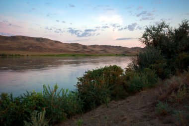 Kazakistan 'ın Ili Nehri manzarası..