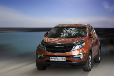 Doğal bir arka planda turuncu bir araba..