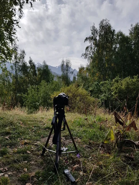 Paisagem Com Nuvens Sobre Uma Floresta Montanha Início Outono — Fotografia de Stock