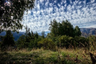 Sonbaharda dağlarda bulutlarla kaplı manzara.