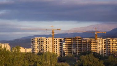 Sonbahar sabahında dağların üzerinde bulutlar.