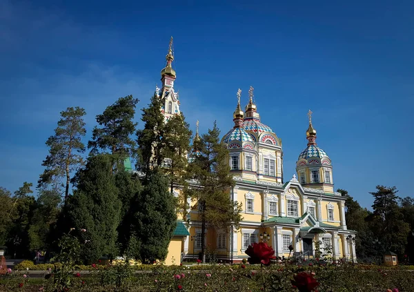 Sonbaharda Almaty şehrinin parkındaki Yükseliş Katedrali.
